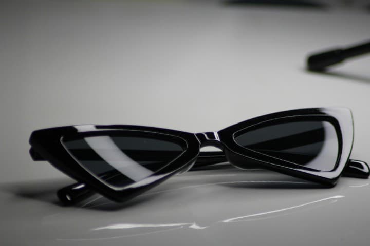PIC 4 Saint Laurent SL 207 JERRY