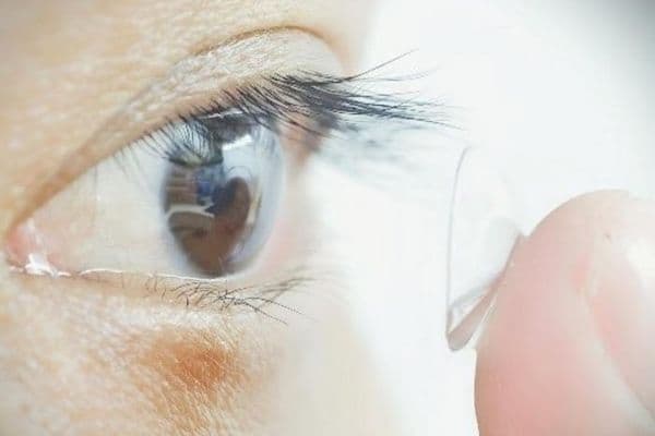 participant putting contacts in small