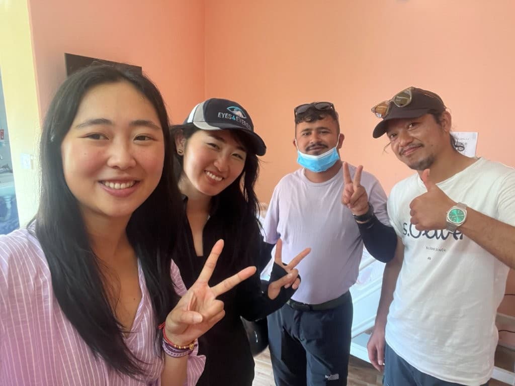Lillian Lei with three visitors at the hospital doing the peace sign