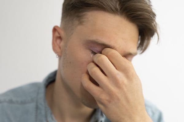 man in pain online