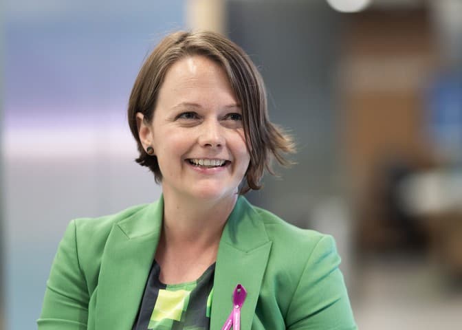 Prof Lauren Ayton