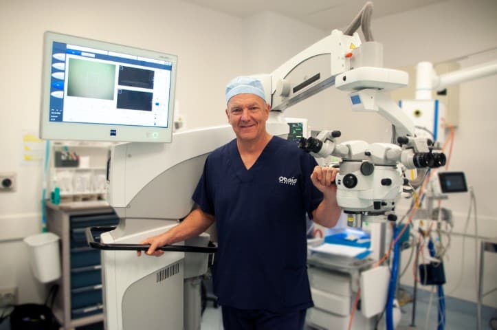 Auckland Eye offers intraoperative OCT-dean-2-blur-bg.jpg