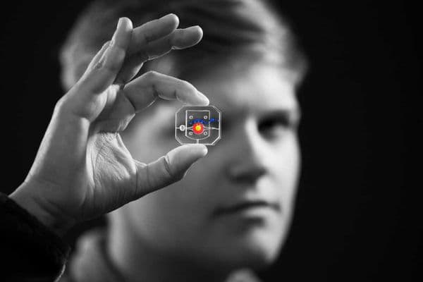 Blinking eye-on-a-chip