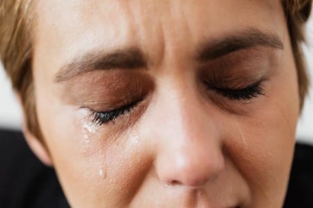 woman crying online