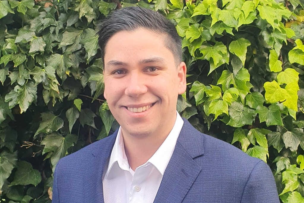 Device expands team