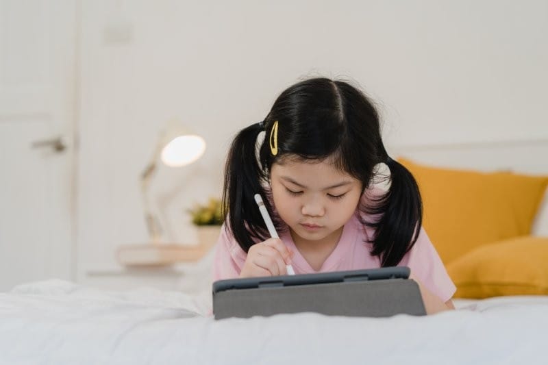gjrevndo young asian girl drawing small