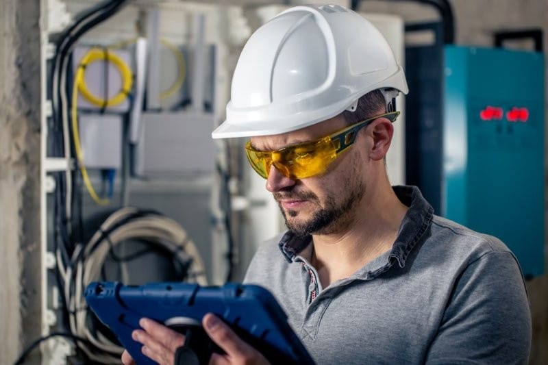 lhylurwa man electrical technician tablet