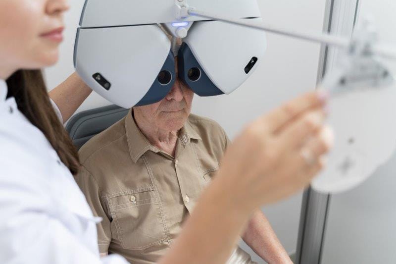 qnyhwypb eye exam ophthlamology in hospital small