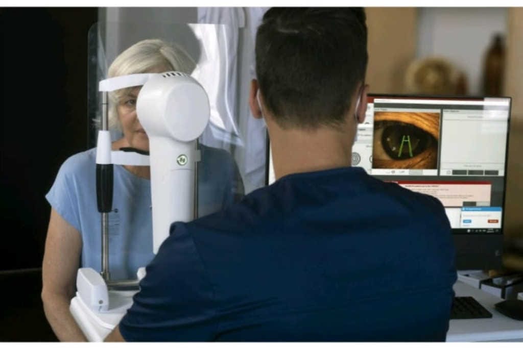 Topographer and dry eye combined