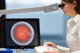 VR training lowers cataract surgery risks