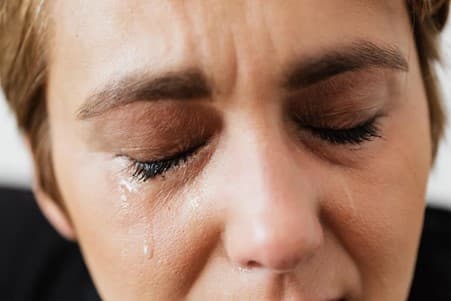woman crying online