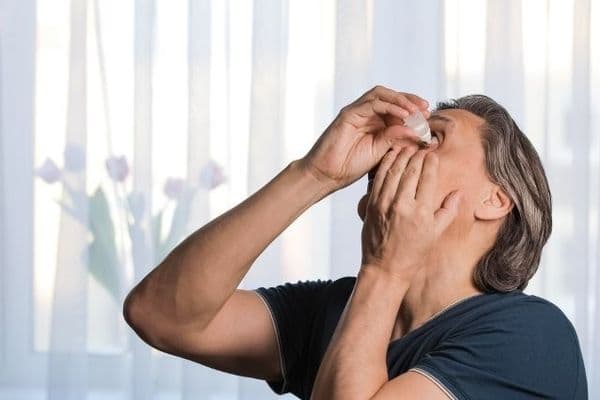 jbjfyzwx man using eye drops