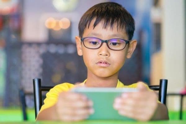 Myopia concerns over blue light-blocking glasses