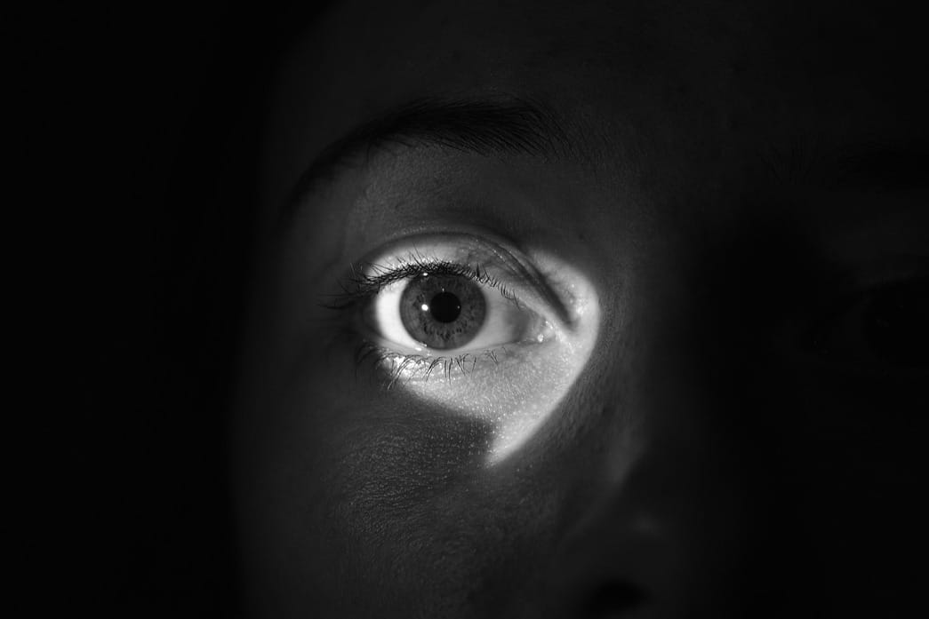 eye light and shadow