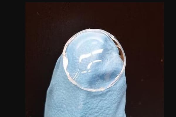 Cutting-edge CL gel delivers medication