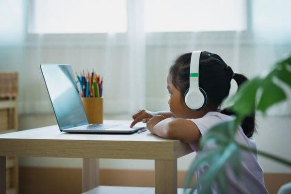 computer screen and myopia dry eye small